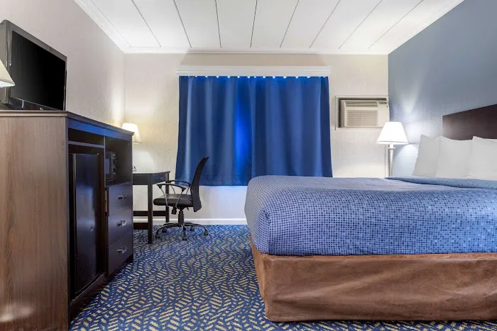 Econo Lodge 4