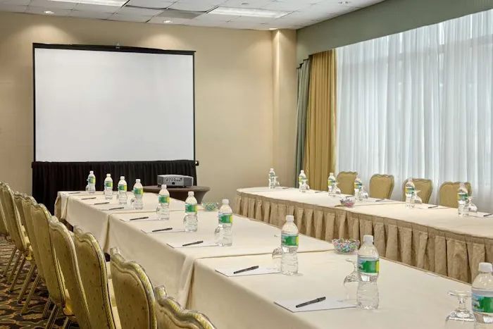 Hilton East Brunswick Hotel & Executive Meeting Center 4