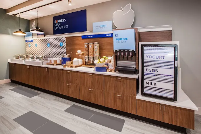 Holiday Inn Express & Suites Tower Center New Brunswick by IHG 4