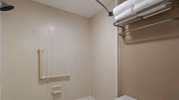 SureStay by Best Western East Brunswick 4