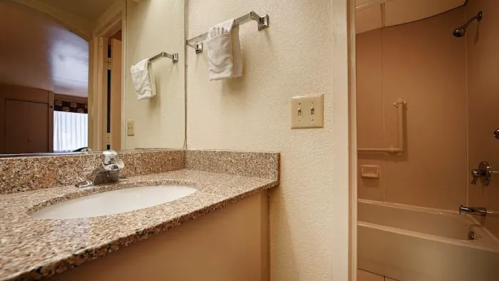 SureStay by Best Western East Brunswick 4
