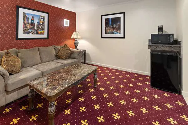 Travelodge by Wyndham Manhasset 4