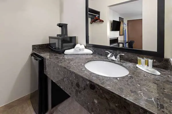 Travelodge by Wyndham Manhasset 4