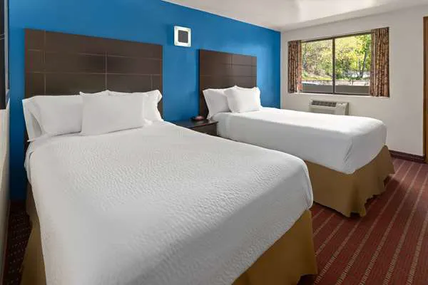 Travelodge by Wyndham Manhasset 4