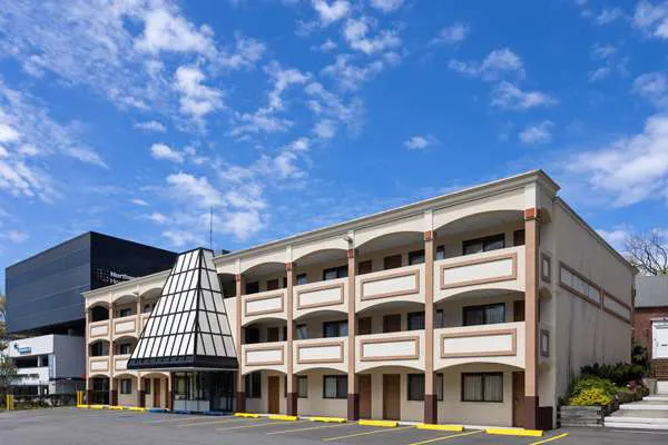 Travelodge by Wyndham Manhasset 4