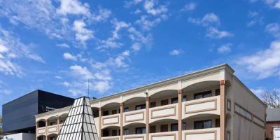 Travelodge by Wyndham Manhasset