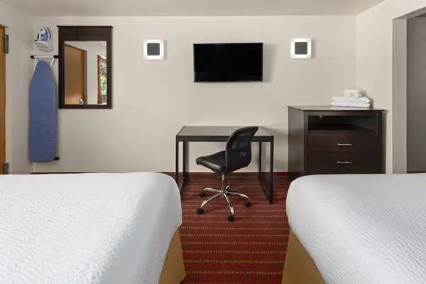 Travelodge by Wyndham Manhasset 4