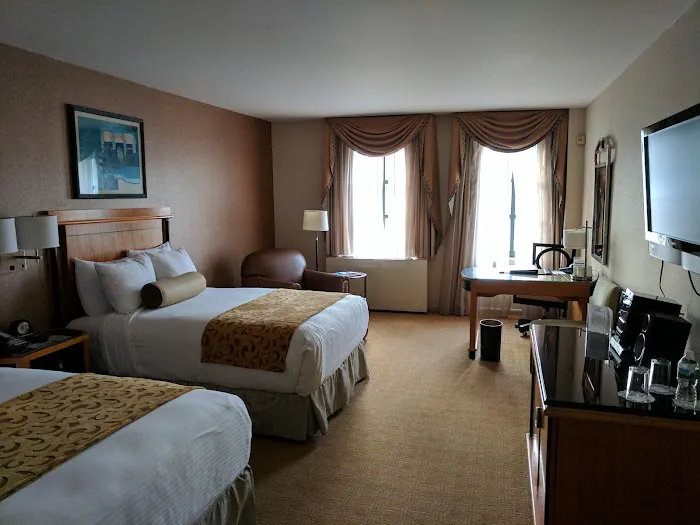 Inn At Great Neck 4