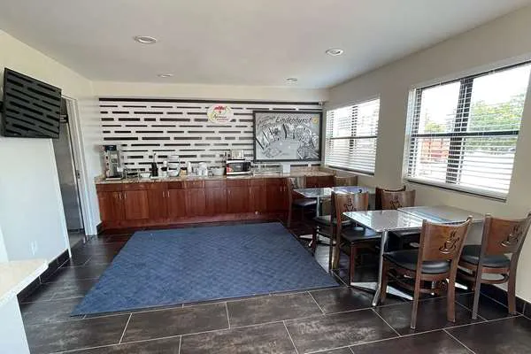 Super 8 by Wyndham Lindenhurst 4