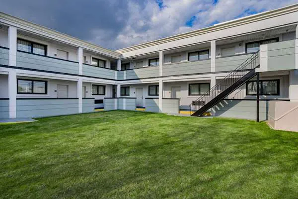 Super 8 by Wyndham Lindenhurst 4