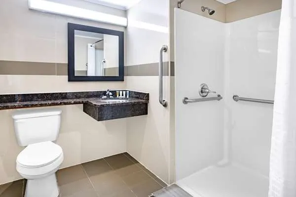Super 8 by Wyndham Lindenhurst 4