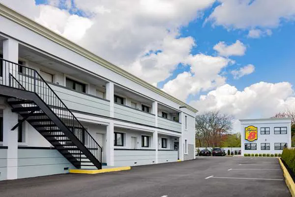 Super 8 by Wyndham Lindenhurst 4