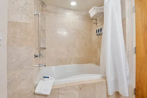 Four Points by Sheraton Melville Long Island 4