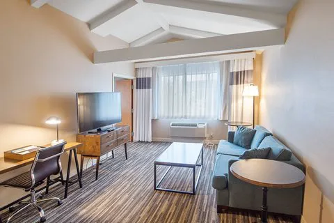 Four Points by Sheraton Melville Long Island 4