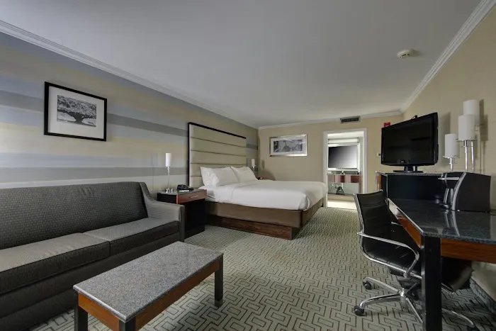 Holiday Inn Plainview-Long Island, an IHG Hotel 4