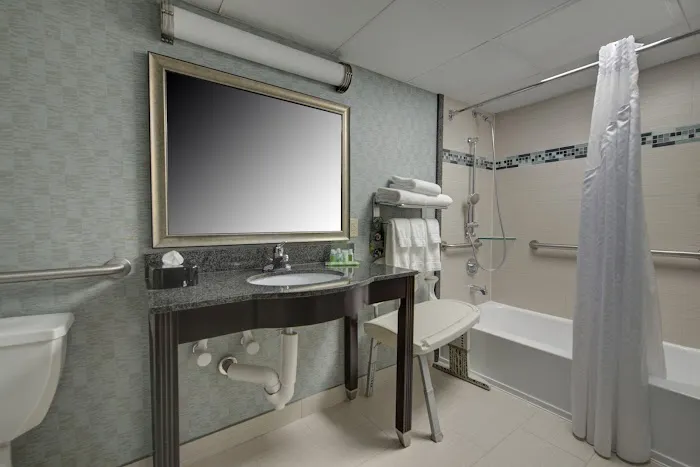 Holiday Inn Plainview-Long Island, an IHG Hotel 4