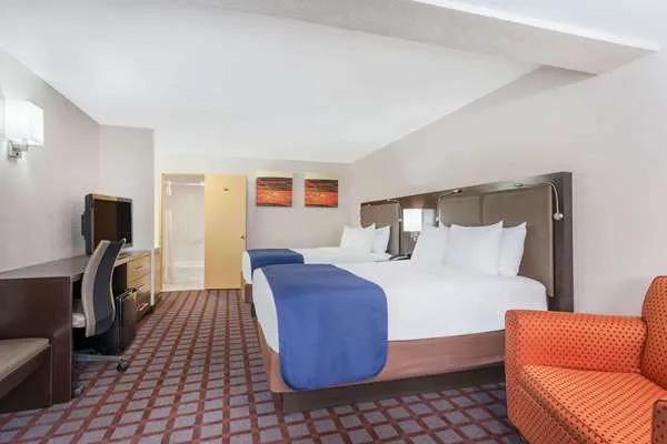 Days Inn by Wyndham Woodbury Long Island 4