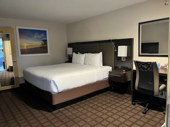 Days Inn by Wyndham Woodbury Long Island 4