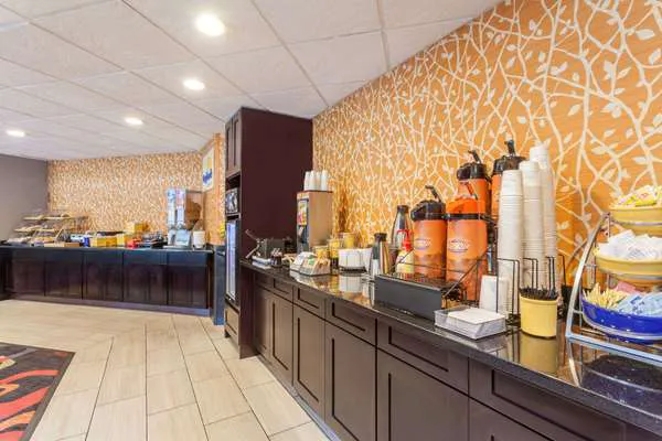 Days Inn by Wyndham Woodbury Long Island 4