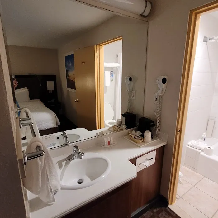 Days Inn by Wyndham Woodbury Long Island 4