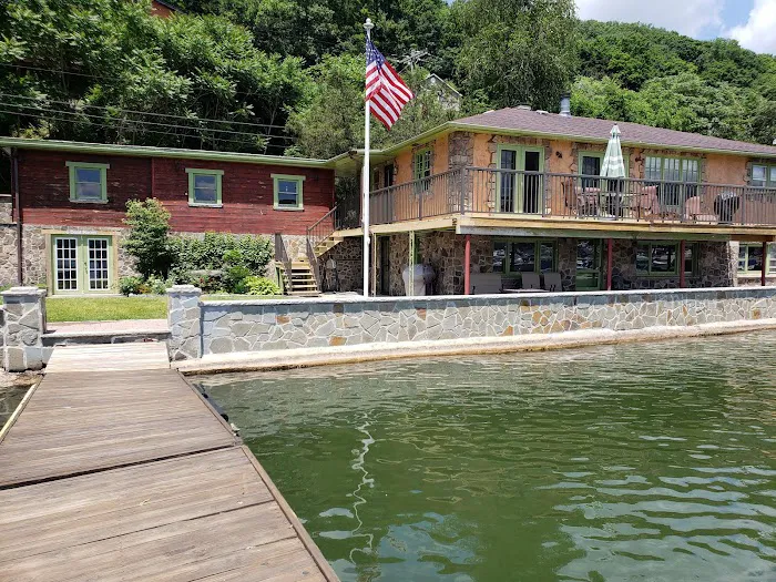 Lakefront Escape Suites 4
