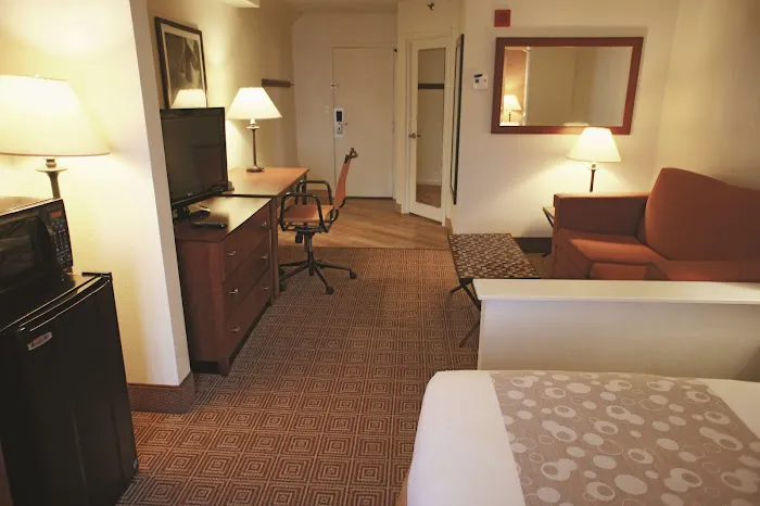 La Quinta Inn & Suites by Wyndham Stamford / New York City 5
