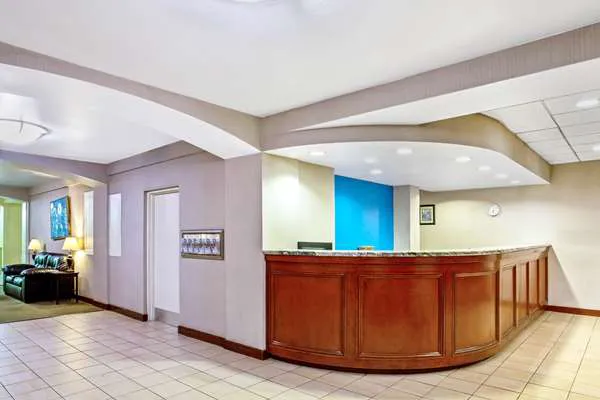 La Quinta Inn & Suites by Wyndham Stamford / New York City 5