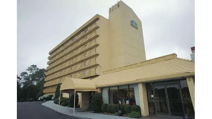 La Quinta Inn & Suites by Wyndham Stamford / New York City 5