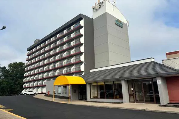La Quinta Inn & Suites by Wyndham Stamford / New York City 5