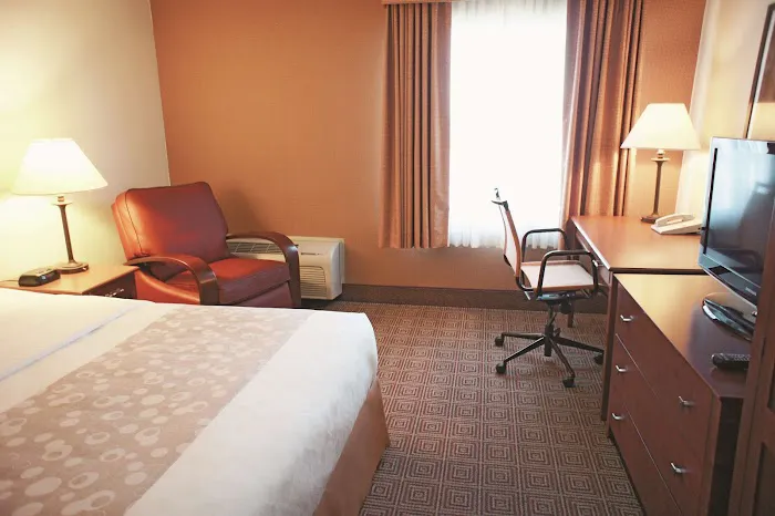 La Quinta Inn & Suites by Wyndham Stamford / New York City 5