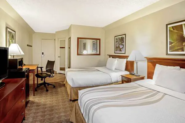 La Quinta Inn & Suites by Wyndham Stamford / New York City 5