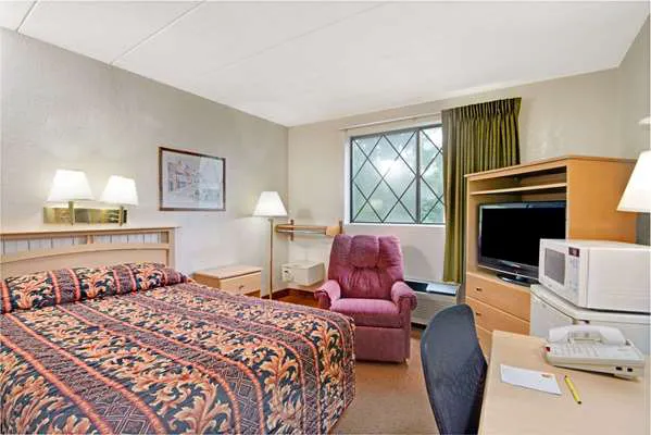 Super 8 by Wyndham Stamford/New York City Area 5