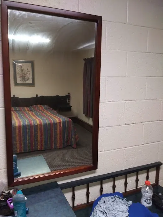 Colonial Motel 4