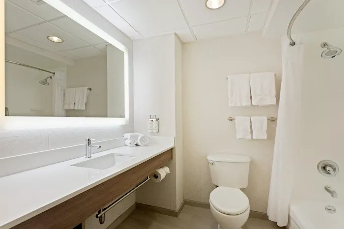 Holiday Inn Express Hauppauge-Long Island by IHG 4
