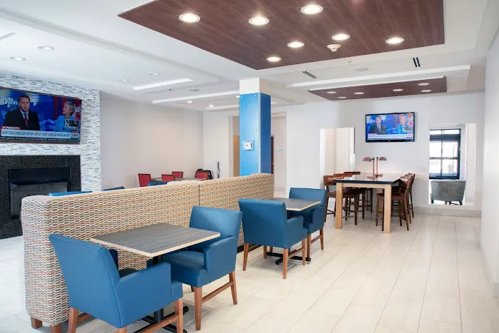 Holiday Inn Express & Suites Chester-Monroe-Goshen by IHG 4