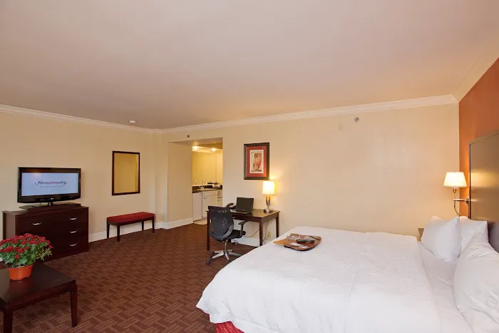 Hampton Inn & Suites Stamford 5