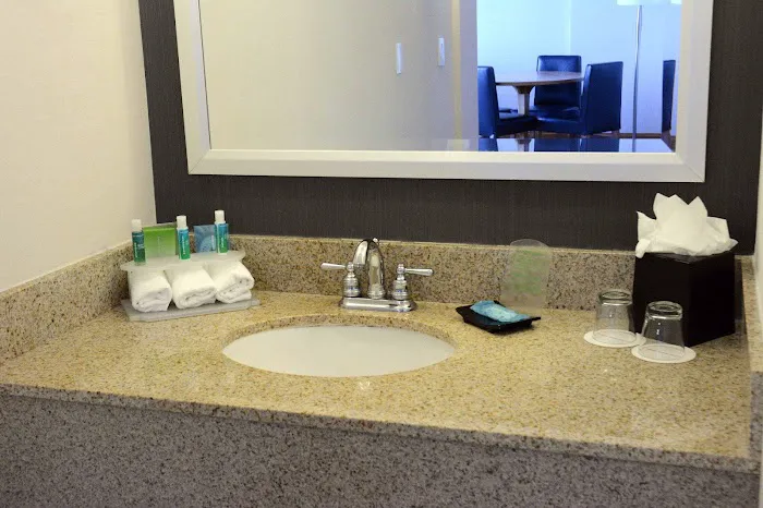 Holiday Inn Express & Suites Stamford by IHG 5