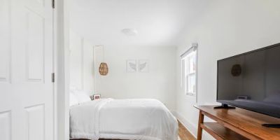 The Melrose, Bed & Bath