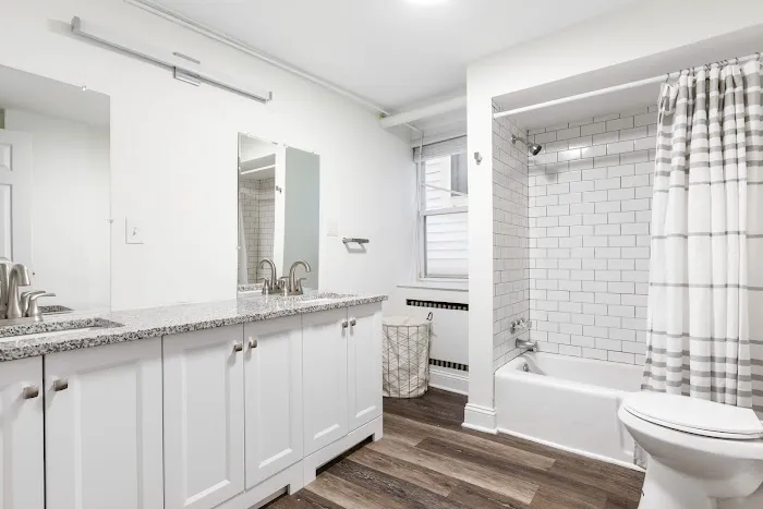 The Melrose, Bed & Bath 5
