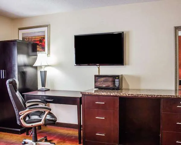Rodeway Inn MacArthur Airport 4