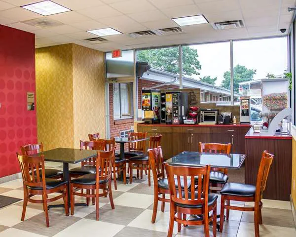 Rodeway Inn MacArthur Airport 4