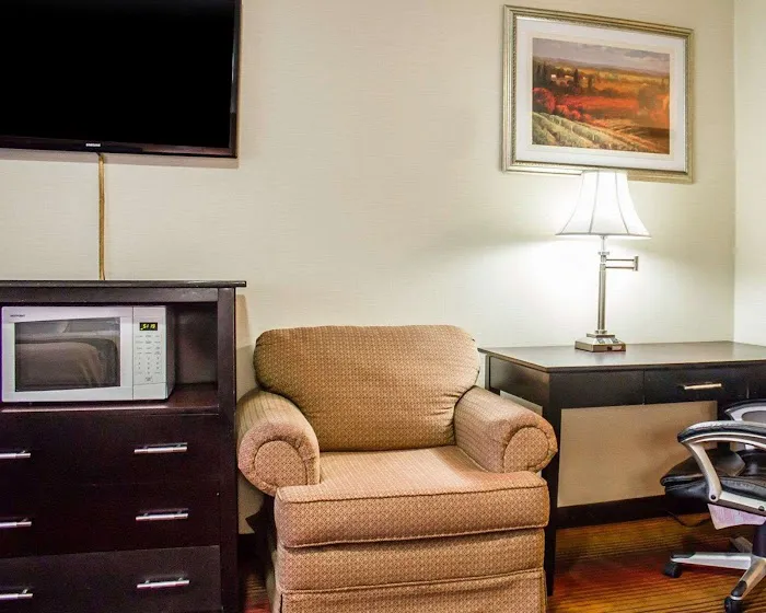 Rodeway Inn MacArthur Airport 4