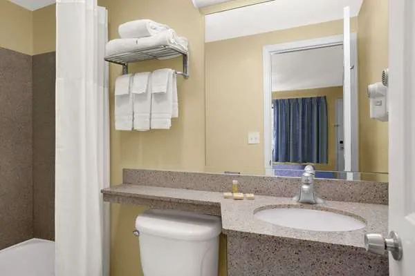 Days Inn by Wyndham Middletown 4