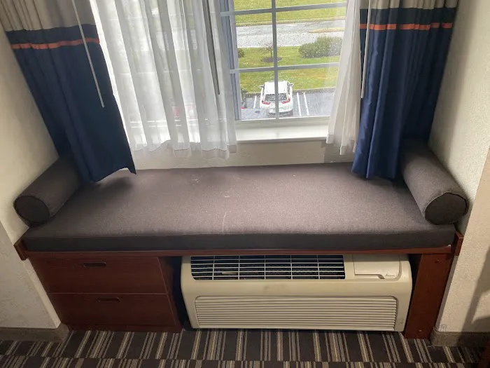 Microtel Inn & Suites by Wyndham Middletown 4