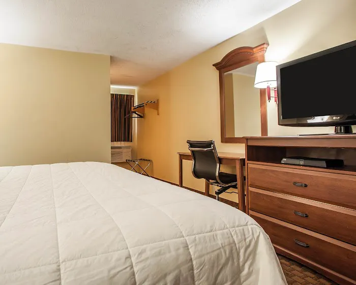 Econo Lodge 4