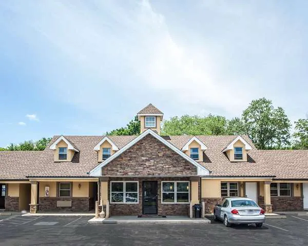Econo Lodge 4