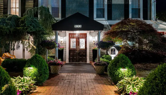 Chateau Inn and Suites 4