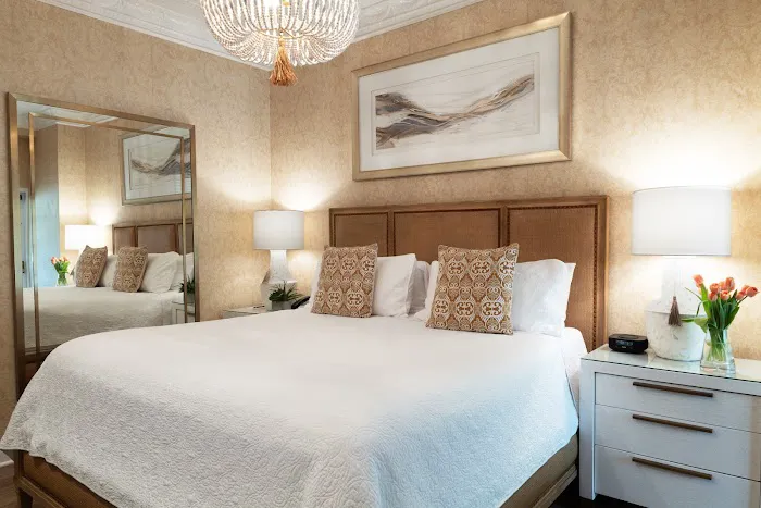 Chateau Inn and Suites 4