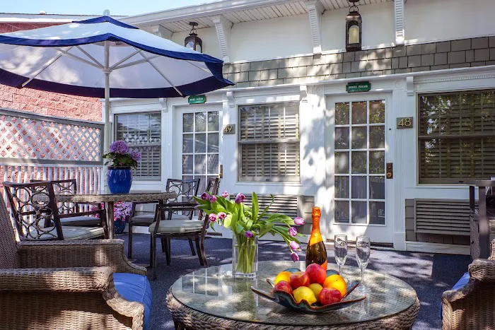 Chateau Inn and Suites 4
