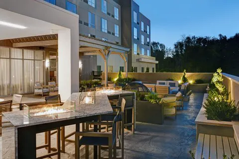 Courtyard Hamilton 5